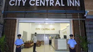 La entrada del Hotel City Central, con un mostrador de recepción y un tapete que dice “Bienvenido”.