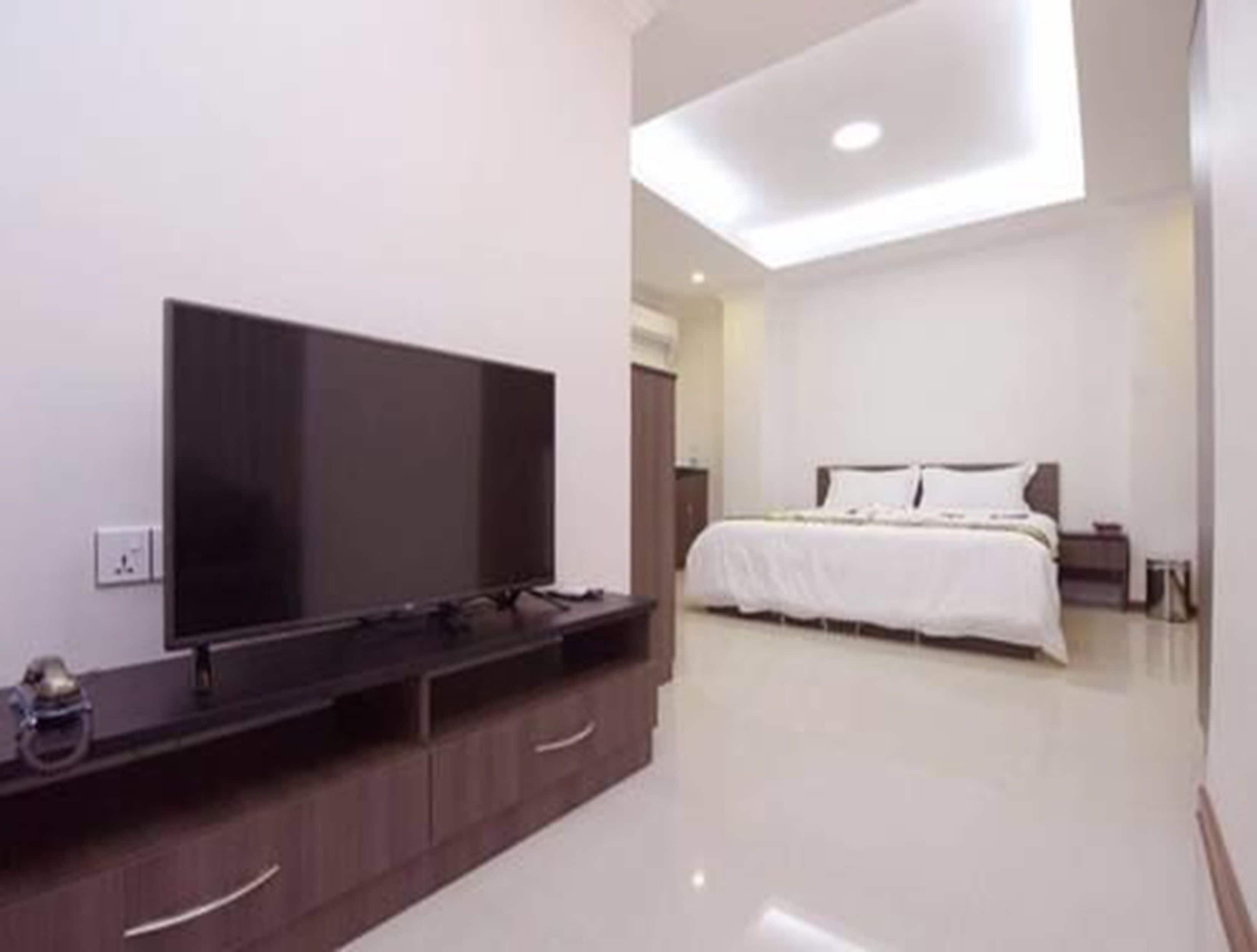 Minibar, in-room safe, desk, free WiFi