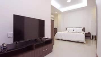 Family Room | Minibar, in-room safe, desk, free WiFi