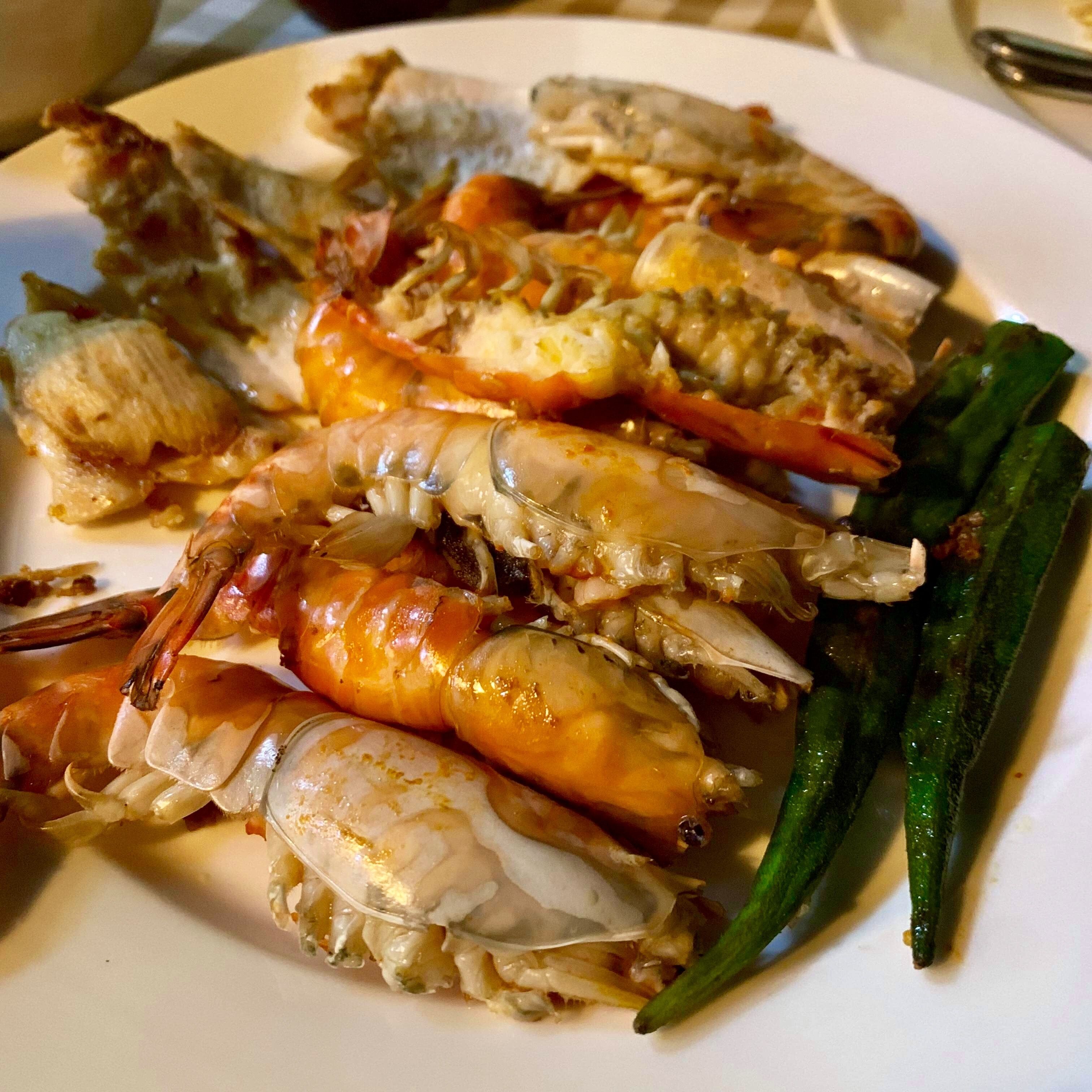 Sarapan dihidangkan, masakan tempatan dan antarabangsa 
