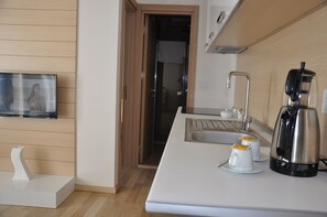 普通套房 | 私人小型廚房 | 大型冰箱、微波爐、烤箱、爐台