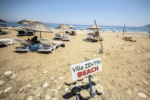 Plage privée à proximité, chaises longues, parasols
