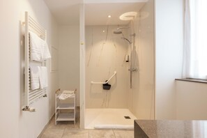 Standard Double Room | Bathroom | Eco-friendly toiletries, hair dryer, towels - Hôtel de la Paix (Lodeve)