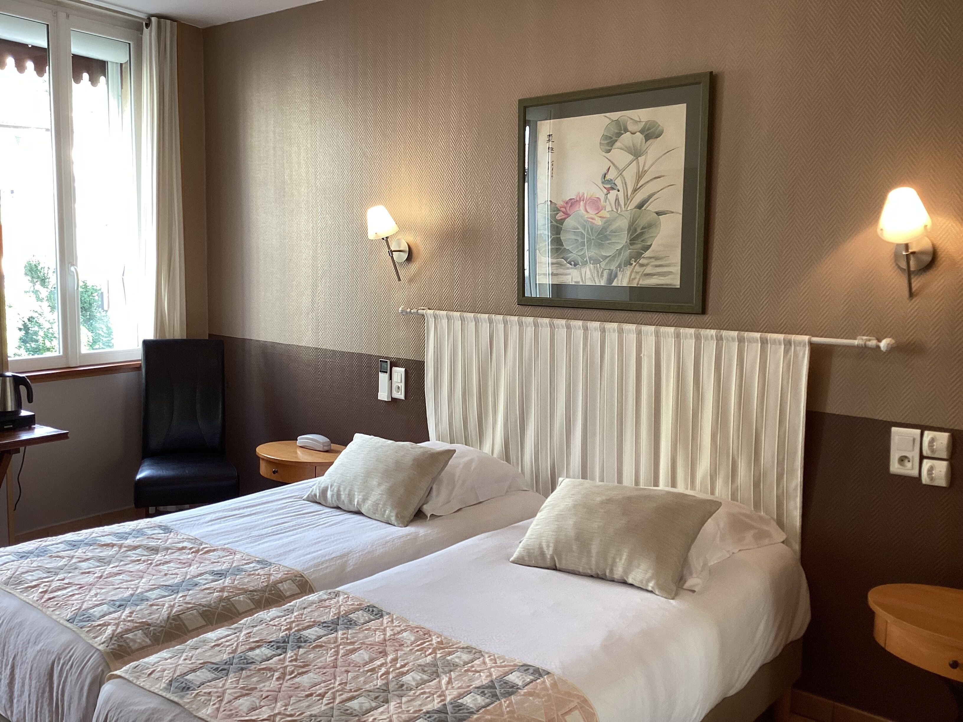 Bureau, fer et planche à repasser, Wi-Fi gratuit, draps fournis