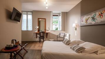 Escritorio, tabla de planchar con plancha, wifi gratis y ropa de cama