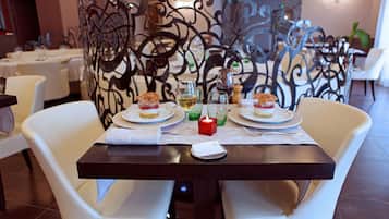 Se sirven comidas, cenas y cocina francesa