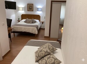 Standard Triple Room | Meja, seterika/papan seterika, Wi-fi percuma, cadar katil 