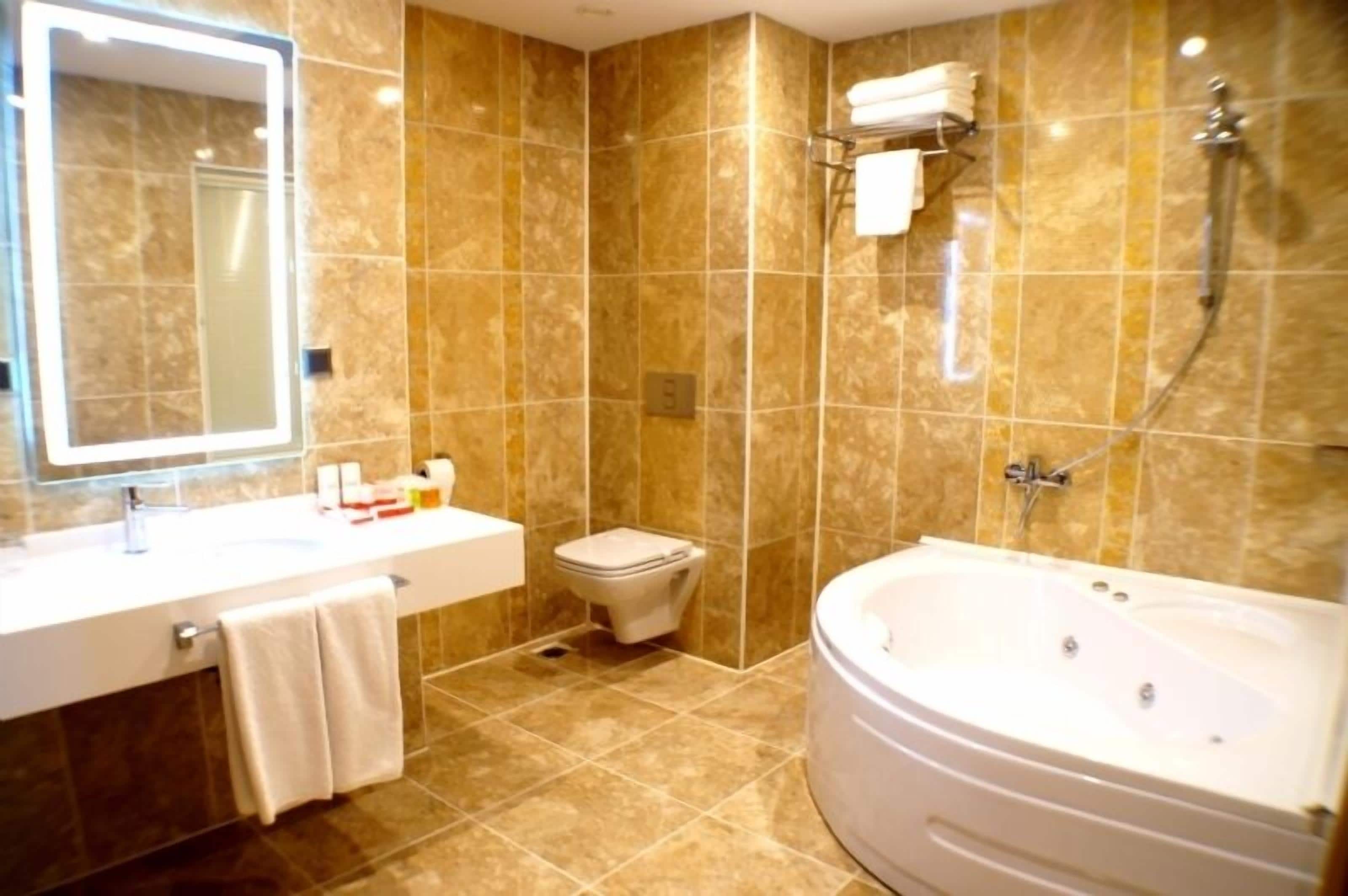 standard double or twin room | bathroom | shower, rainfall showerhead, free toiletries, hair dryer