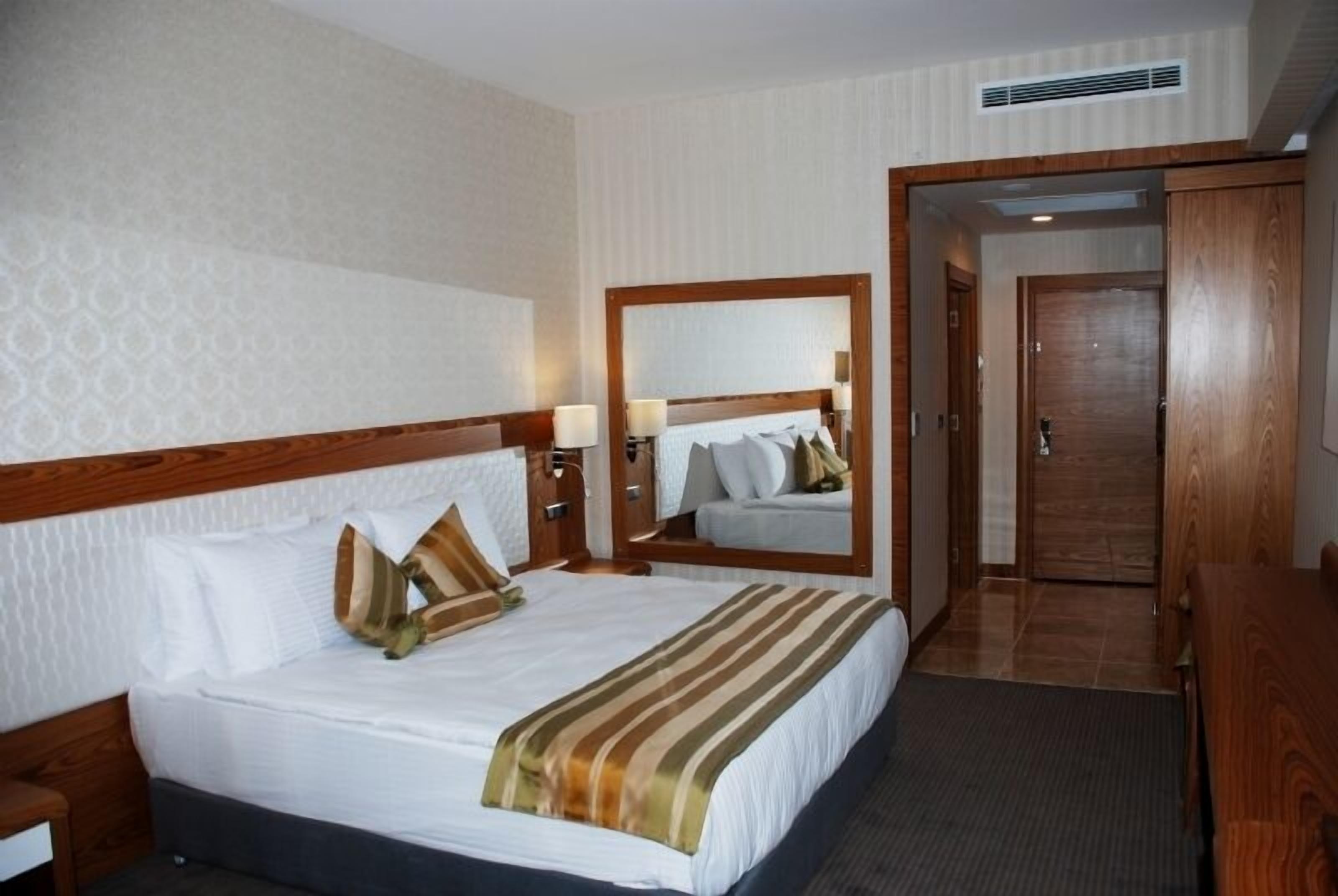 standard double or twin room | 1 bedroom, premium bedding, minibar, in-room safe