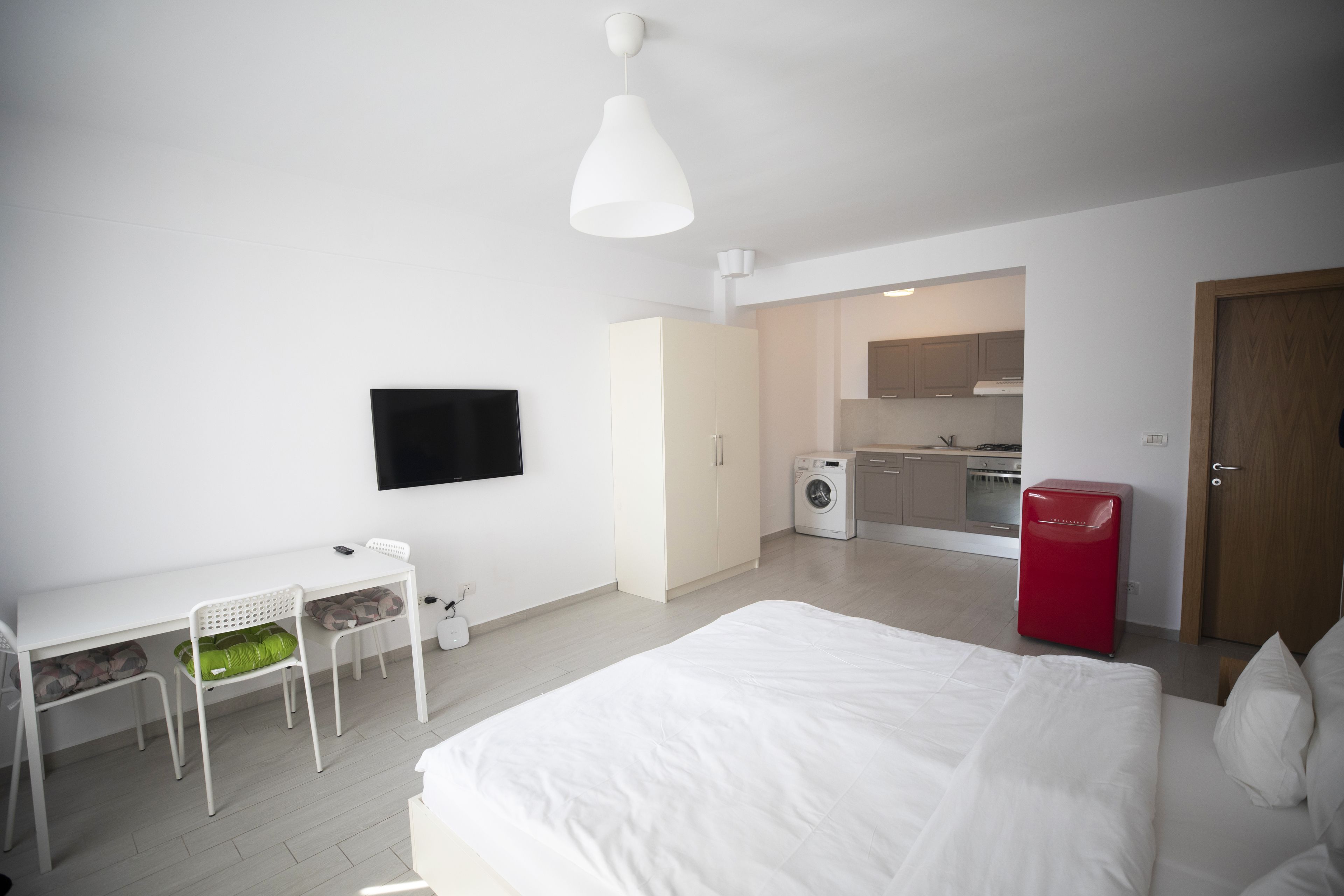 suite, 1 queen bed | living room | flat-screen tv