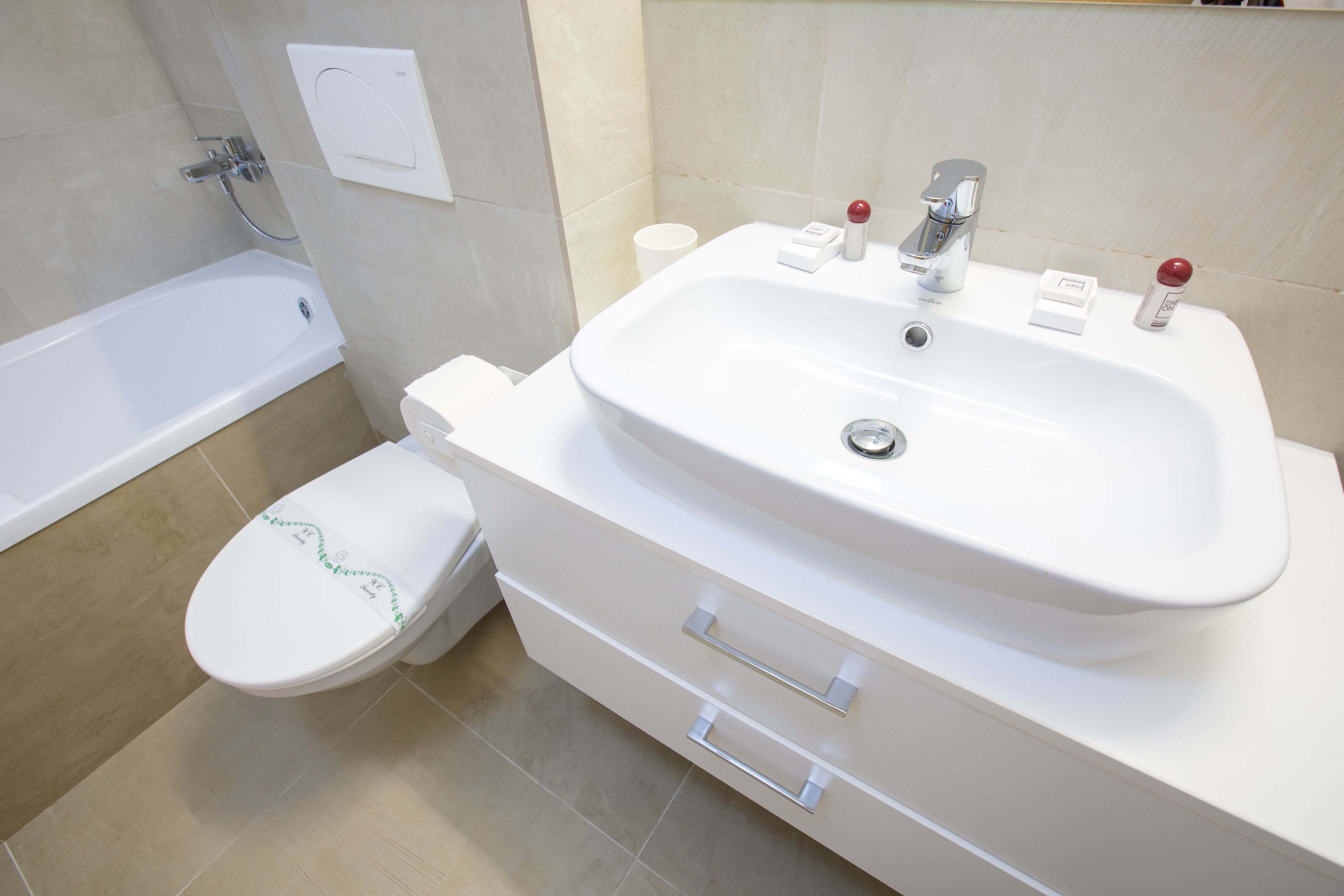 apartment, 1 bedroom | bathroom | shower, free toiletries, hair dryer, towels