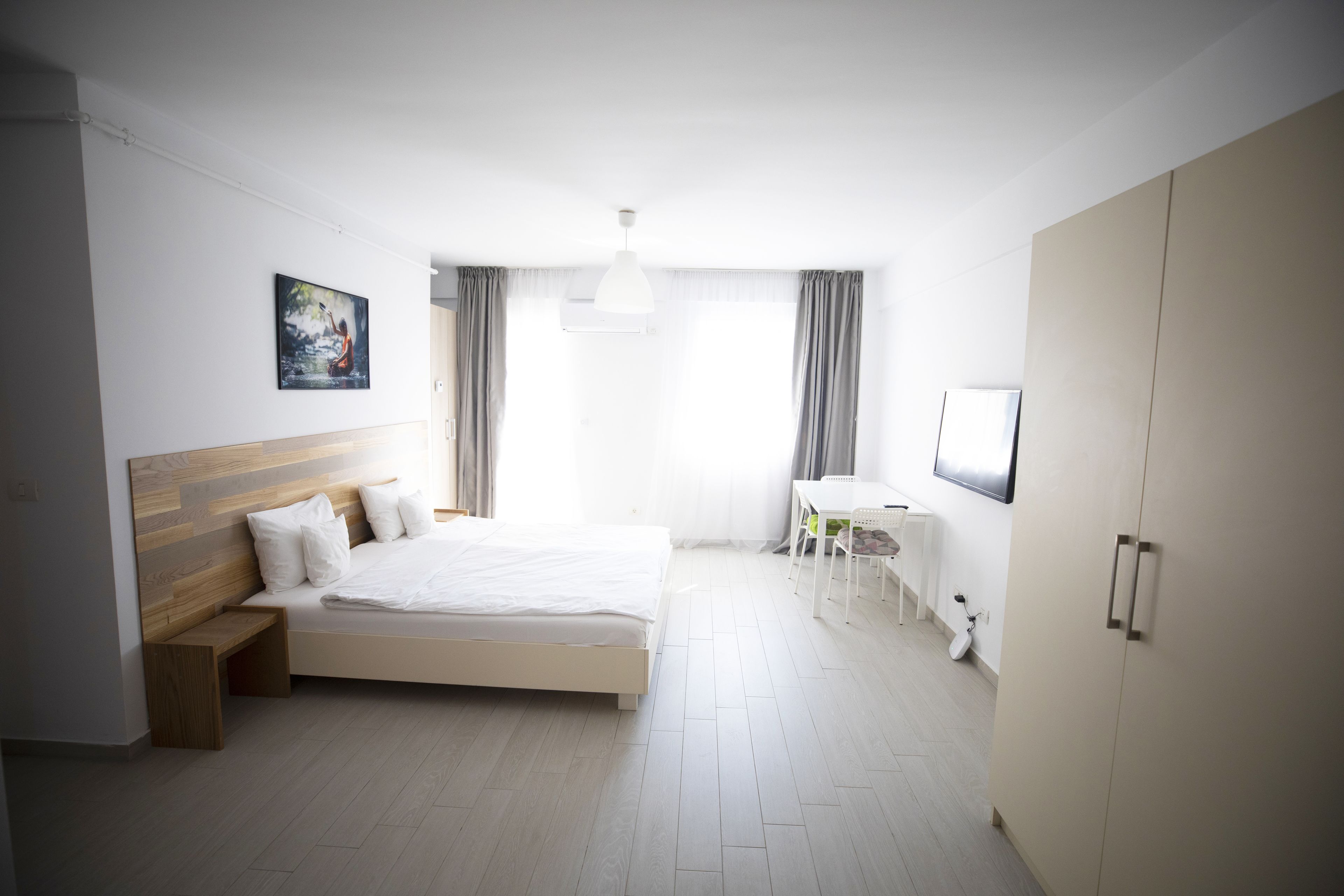 suite, 1 queen bed | living room | flat-screen tv