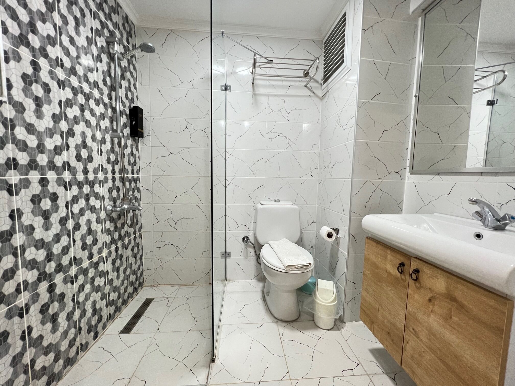 standard double or twin room | bathroom | shower, free toiletries, hair dryer, towels