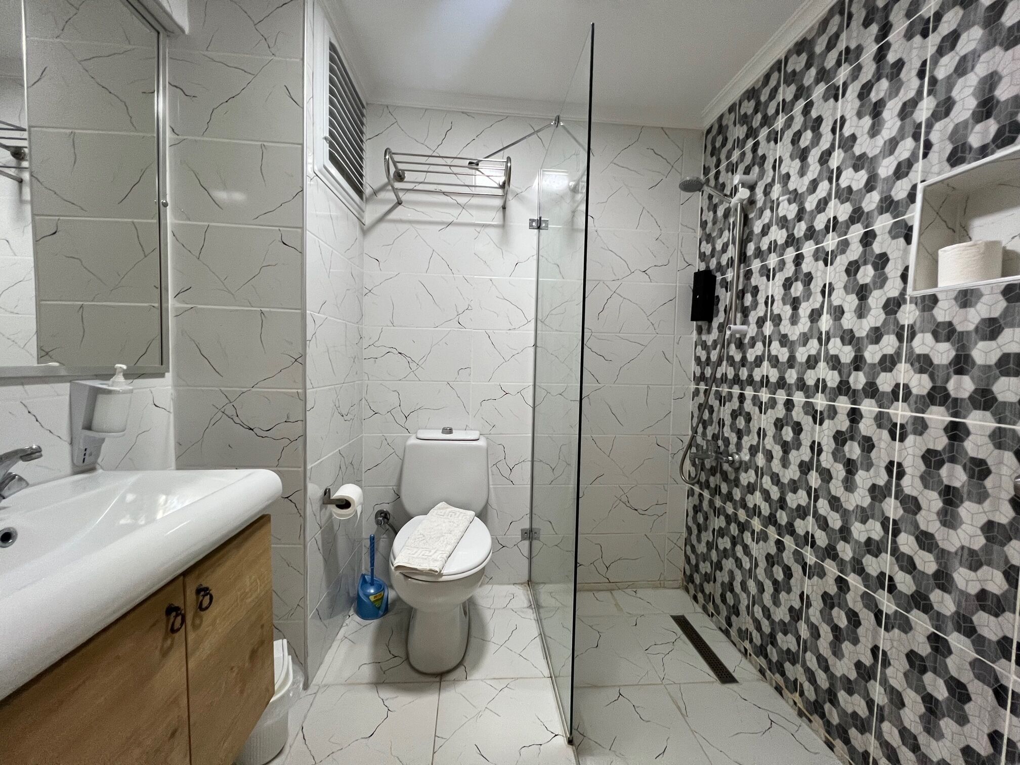 standard double or twin room | bathroom | shower, free toiletries, hair dryer, towels