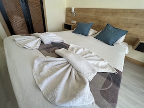 Kamar Double atau Twin Comfort | Minibar, meja kerja, ruang kerja ramah laptop, dan tirai kedap cahaya