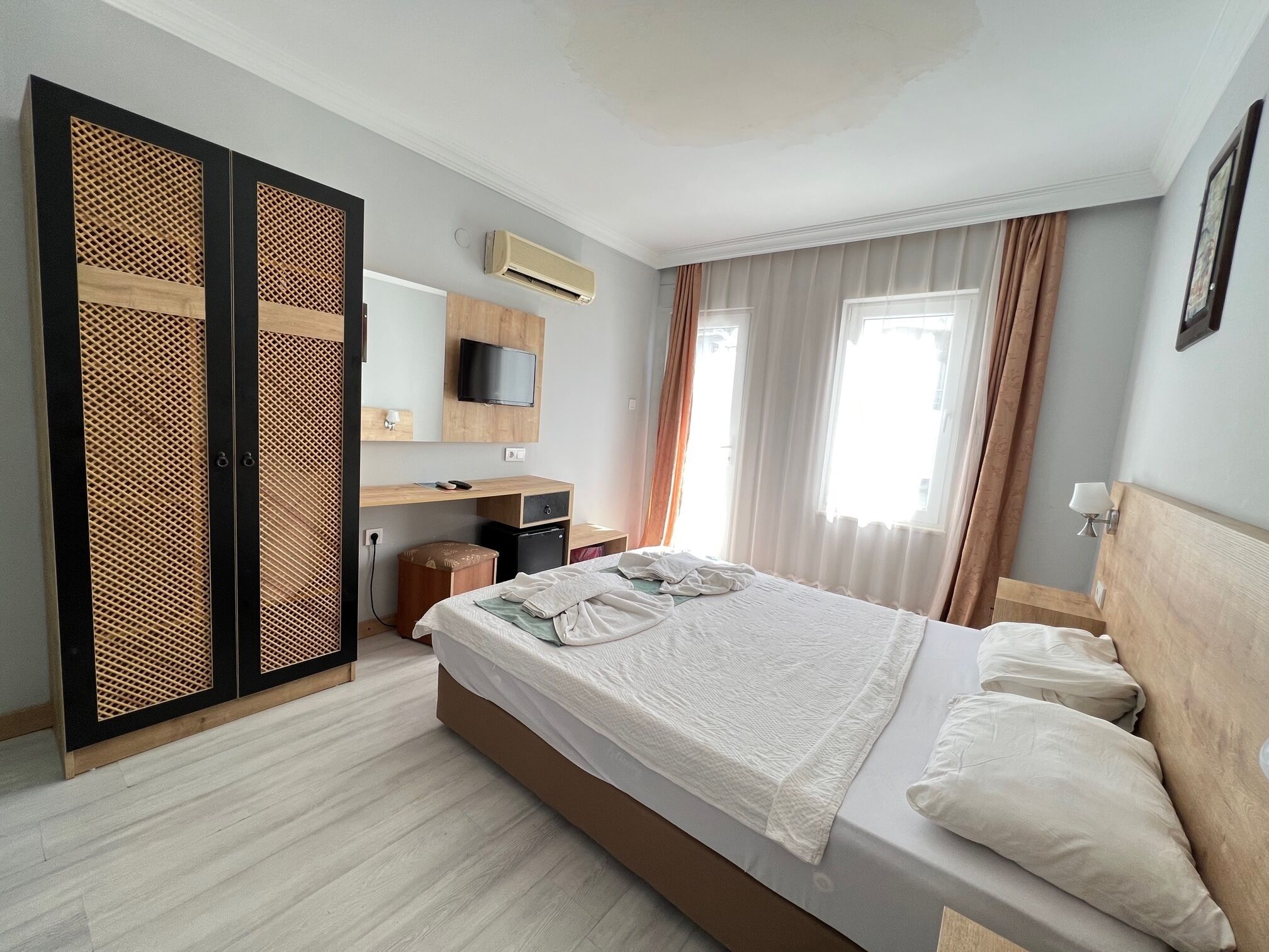 standard double or twin room | minibar, desk, laptop workspace, blackout curtains