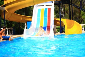 Outdoor pool, pool umbrellas, sun loungers - Ibrahim Bey Hotel (Fethiye)