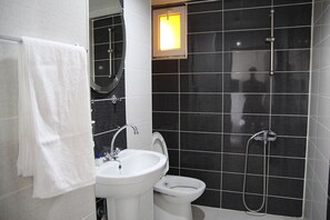 Chambre Quadruple Standard | Salle de bain | Douche, articles de toilette gratuits, sèche-cheveux, chaussons