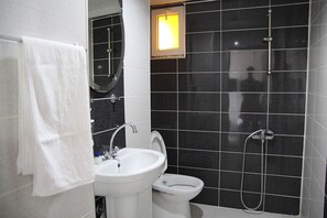 Standard Quadruple Room | Bathroom | Shower, free toiletries, hair dryer, slippers