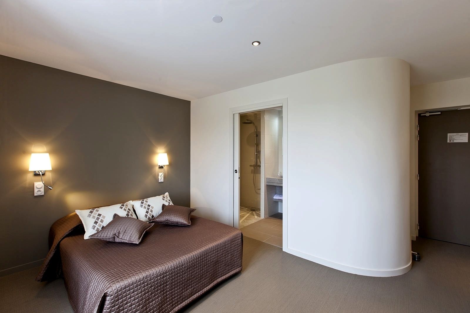suite | desk, free wifi, wheelchair access