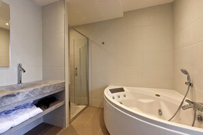 Suite | Bilik Mandi | Kelengkapan dandanan diri percuma, pengering rambut, tuala disediakan 