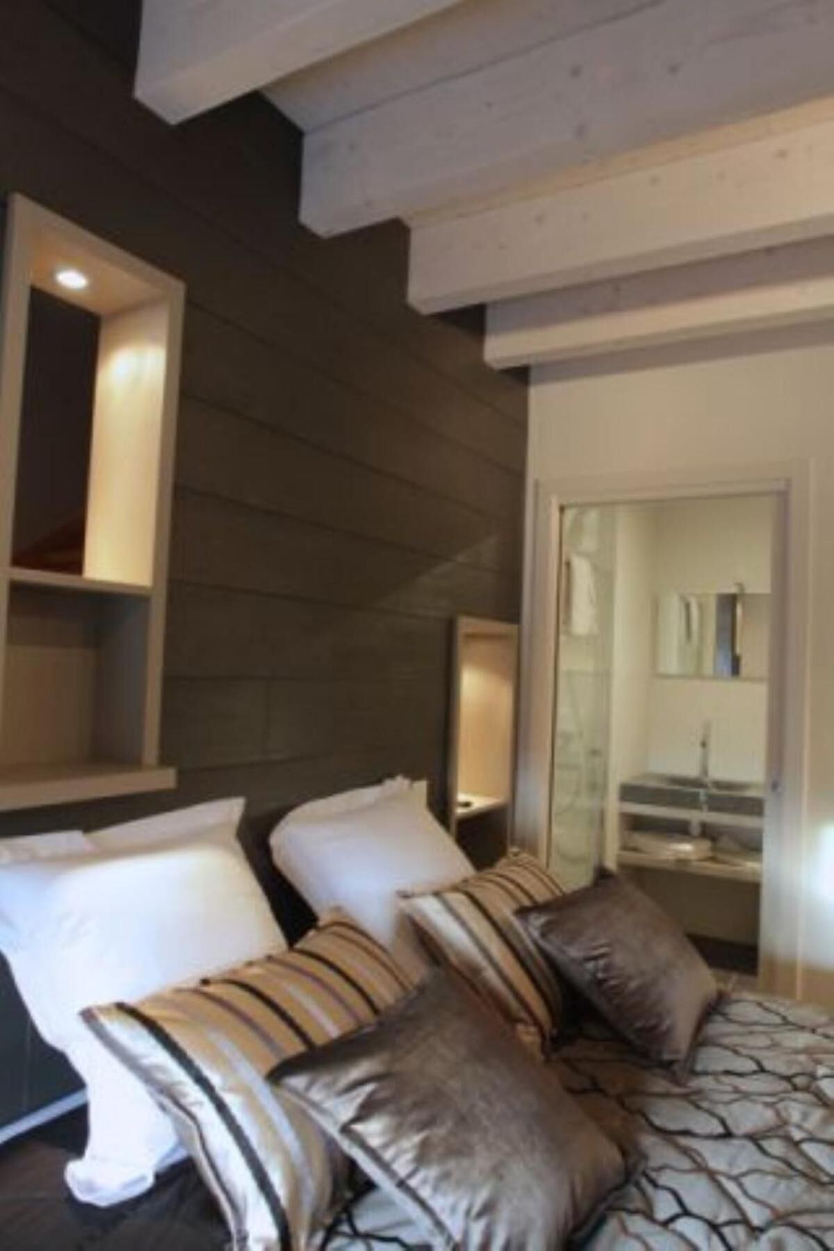 desk, free wifi, wheelchair access