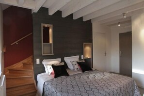 Escritorio, wifi gratis y acceso para silla de ruedas 
