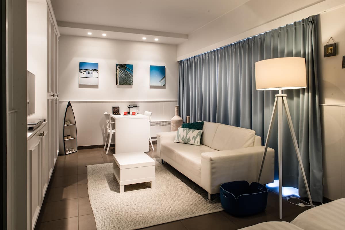 Premium Room | Living area | 40-inch Smart TV with digital channels, TV