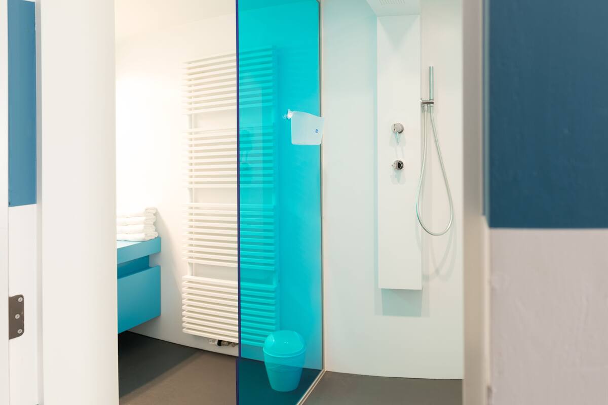 superior apartment, 2 bedrooms, annex building | bathroom | free toiletries, hair dryer, towels