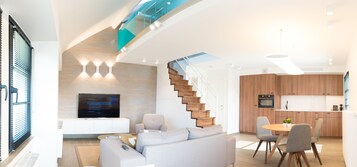 Dúplex superior, en edificio anexo | Zona de estar | Smart TV de 40 pulgadas con canales digitales, una televisión