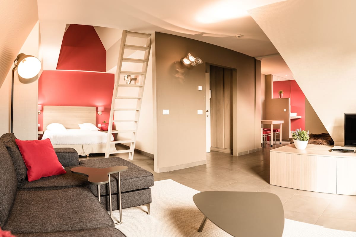 luxury loft, kitchen | living area | 40-inch smart tv with digital channels, tv