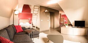 Loft de lujo, cocina | Área de sala de estar | Smart TV de 40 pulgadas con canales digitales y televisión