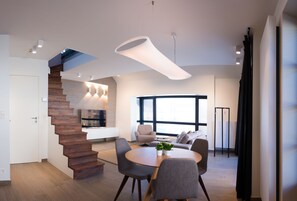 Superior-Maisonette, Annex | Essbereich im Zimmer