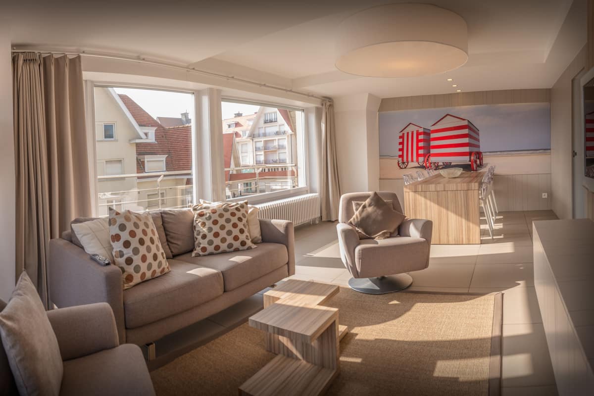 ดีลักซ์อพาร์ทเมนท์, 2 ห้องนอน | ห้องนั่งเล่น | สมาร์ททีวี 40 นิ้ว พร้อมช่องดิจิตอล, ทีวี