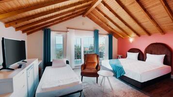 Luxury Villa | Premium bedding, desk, laptop workspace, free WiFi