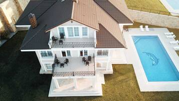 Luxury Villa | Premium bedding, desk, laptop workspace, free WiFi