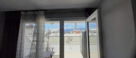 Habitación triple | Caja de seguridad en la habitación, wifi gratis y ropa de cama