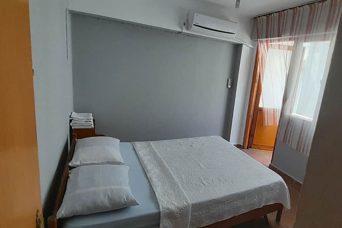 Economy Double Room ((ORTAK BANYOLU)) | In-room safe, free WiFi, bed sheets
