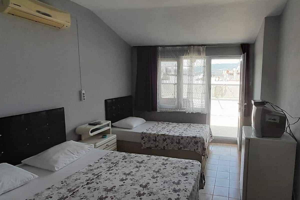 Triple Room | In-room safe, free WiFi, bed sheets