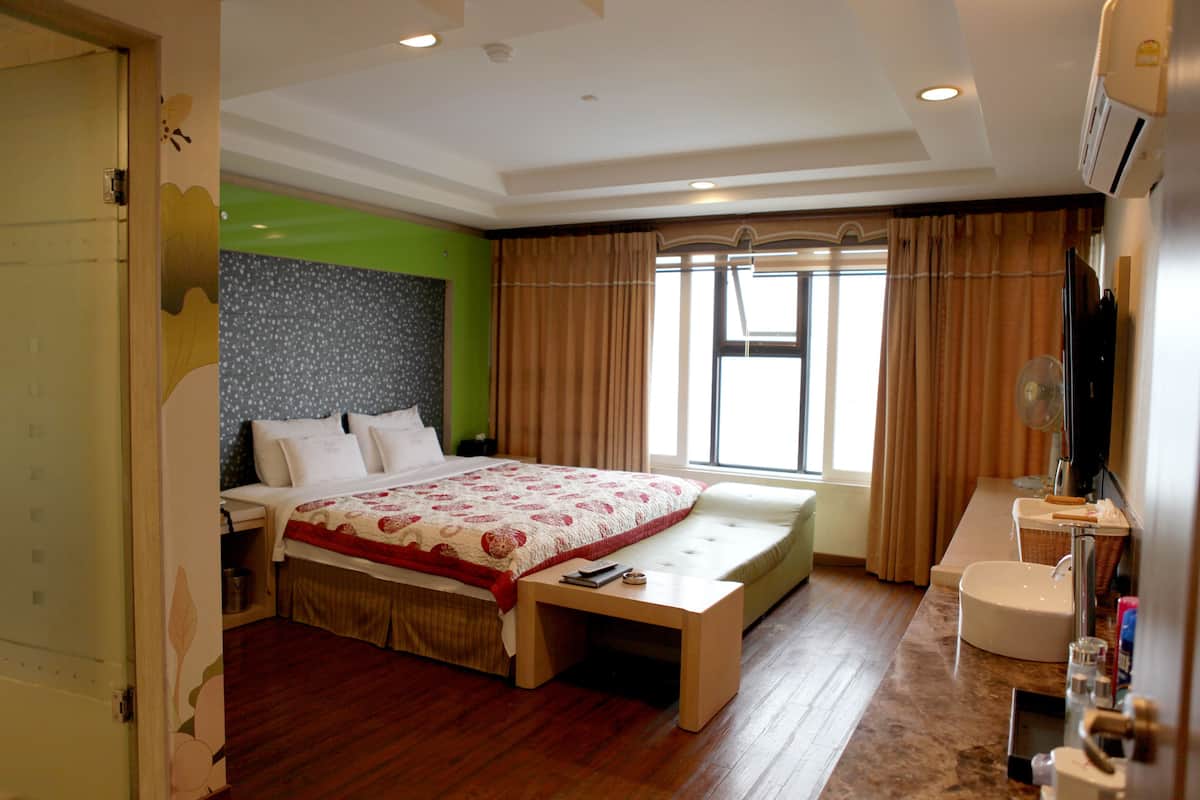 Deluxe Room | Minibar, desk, soundproofing, free WiFi