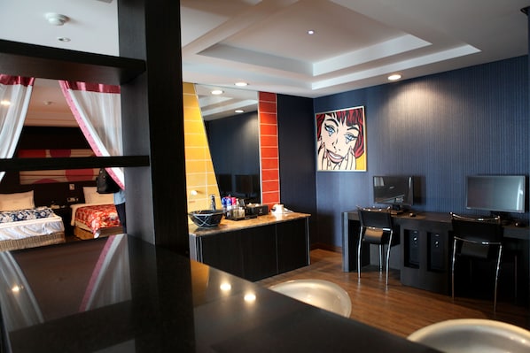 VIP | In-room business center