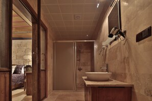 Deluxe Double Room, Courtyard Area | Bathroom | Shower, free toiletries, hair dryer, slippers - Guzide Cave Hotel (Nevsehir)