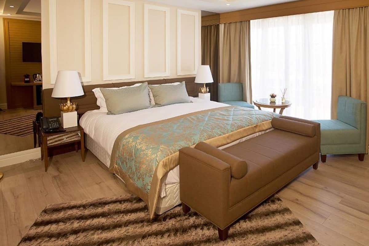 Escape Luxury River Bed, 1 Double Bed | Hochwertige Bettwaren, Minibar, Zimmersafe, Schreibtisch
