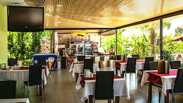 供应早餐、午餐和晚餐,土耳其菜