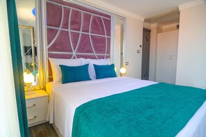 Egyptian cotton sheets, premium bedding, minibar, in-room safe - Cunda Rota Hotel (Ayvalik)