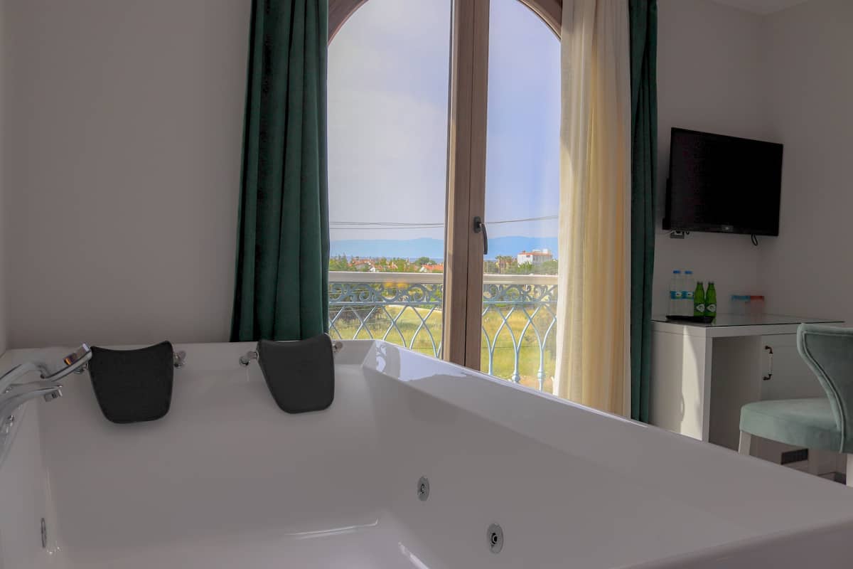 exclusive suite, 1 queen bed, non smoking, partial sea view | balcony view