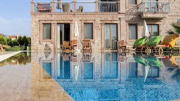 Piscine extérieure, parasols de plage, chaises longues