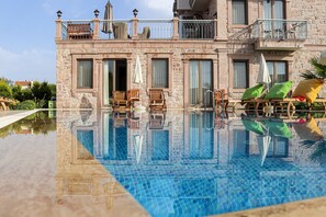 Outdoor pool, pool umbrellas, pool loungers - Cunda Rota Hotel (Ayvalik)