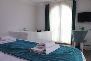 Exclusieve suite, 1 queensize bed, niet-roken, gedeeltelijk uitzicht op zee | Uitzicht vanaf balkon