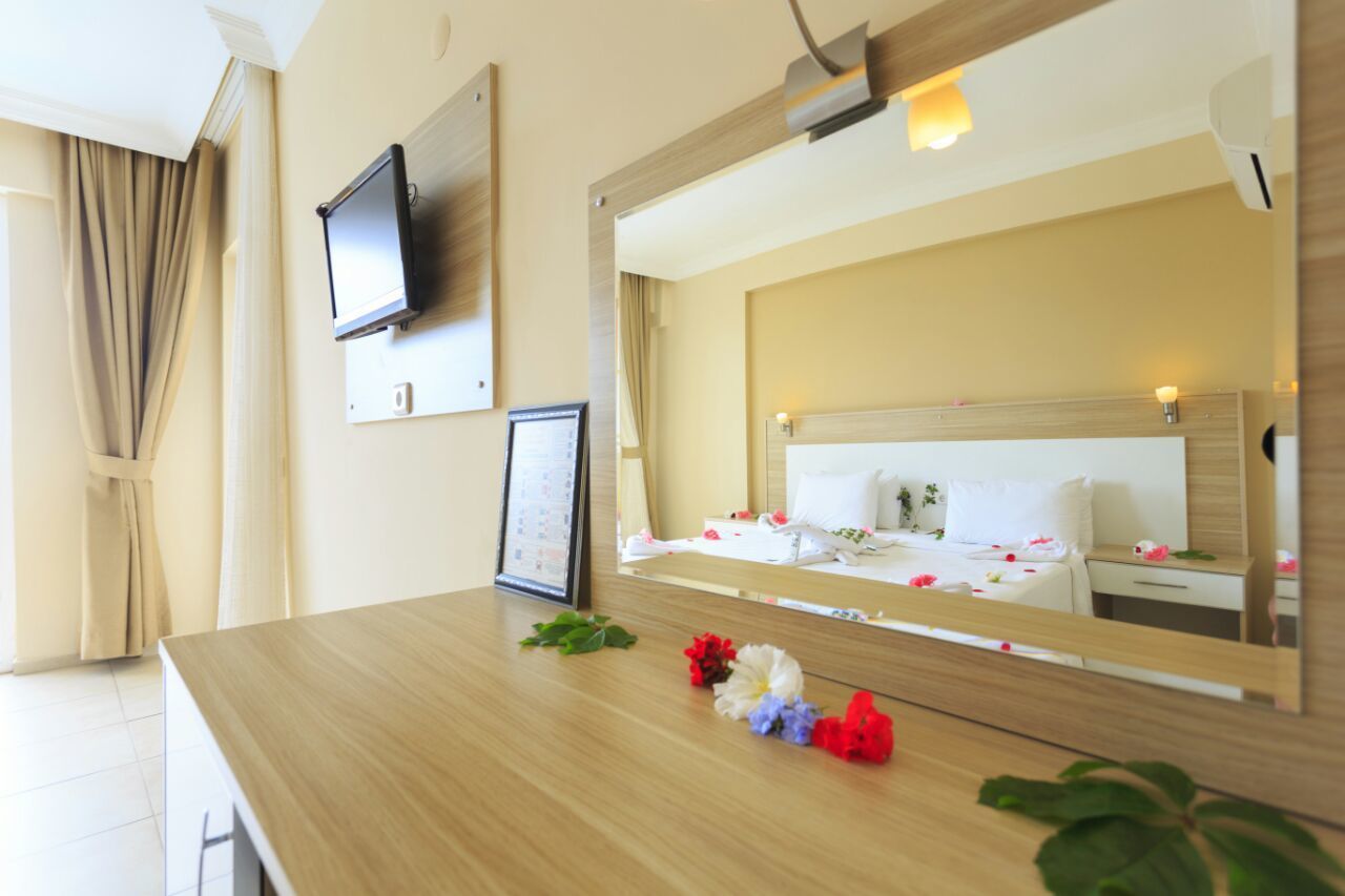deluxe double or twin room | 1 bedroom, desk, blackout curtains, free cots/infant beds